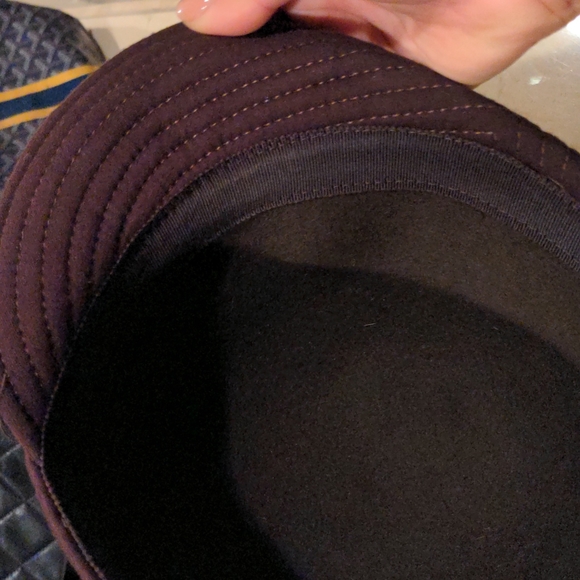 Febulous GUCCI round hat in brown with gold button - Picture 10 of 10